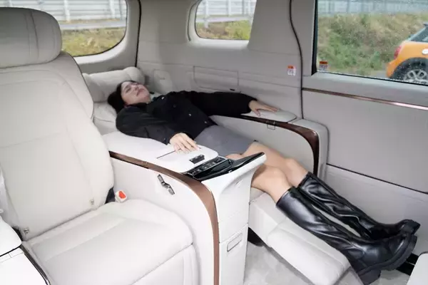 「アイドルがレクサスLMの“アメイジング”後席体験！ 家超えの超豪華空間に大興奮」の画像