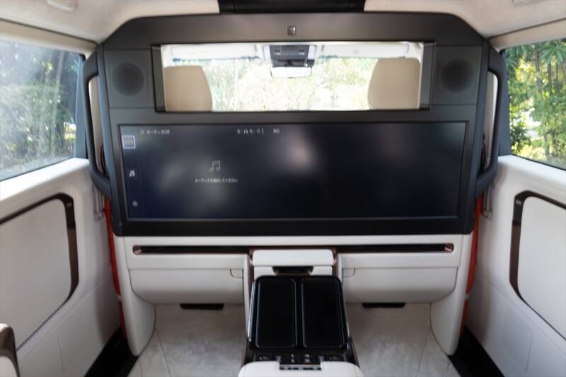 アイドルがレクサスLMの“アメイジング”後席体験！ 家超えの超豪華空間に大興奮