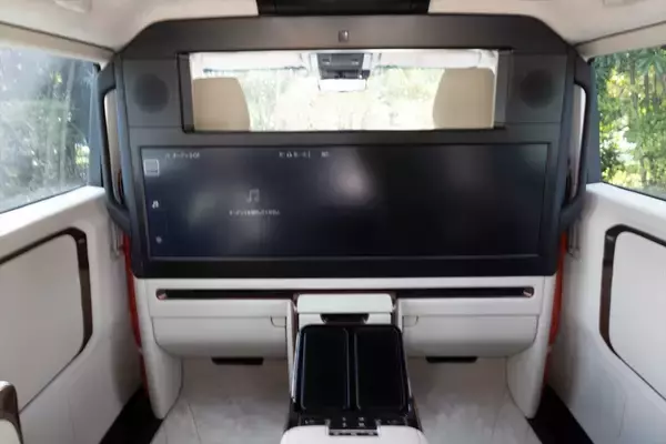 「アイドルがレクサスLMの“アメイジング”後席体験！ 家超えの超豪華空間に大興奮」の画像