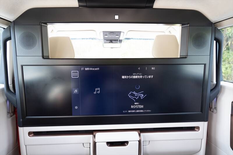 アイドルがレクサスLMの“アメイジング”後席体験！ 家超えの超豪華空間に大興奮