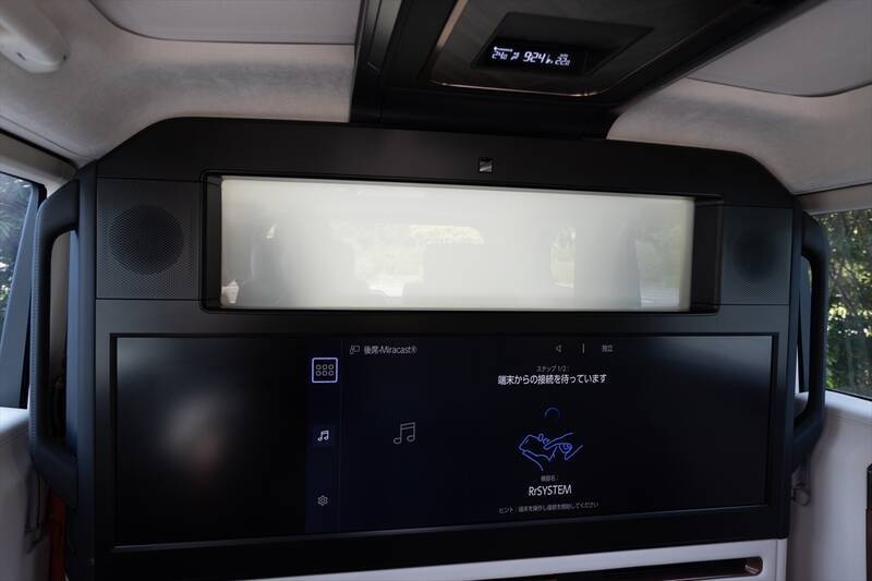 アイドルがレクサスLMの“アメイジング”後席体験！ 家超えの超豪華空間に大興奮