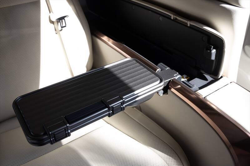 アイドルがレクサスLMの“アメイジング”後席体験！ 家超えの超豪華空間に大興奮