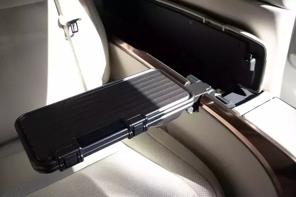 「アイドルがレクサスLMの“アメイジング”後席体験！ 家超えの超豪華空間に大興奮」の画像