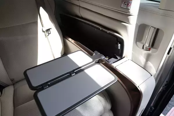 「アイドルがレクサスLMの“アメイジング”後席体験！ 家超えの超豪華空間に大興奮」の画像