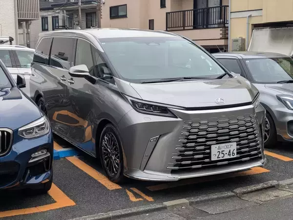 「アイドルがレクサスLMの“アメイジング”後席体験！ 家超えの超豪華空間に大興奮」の画像