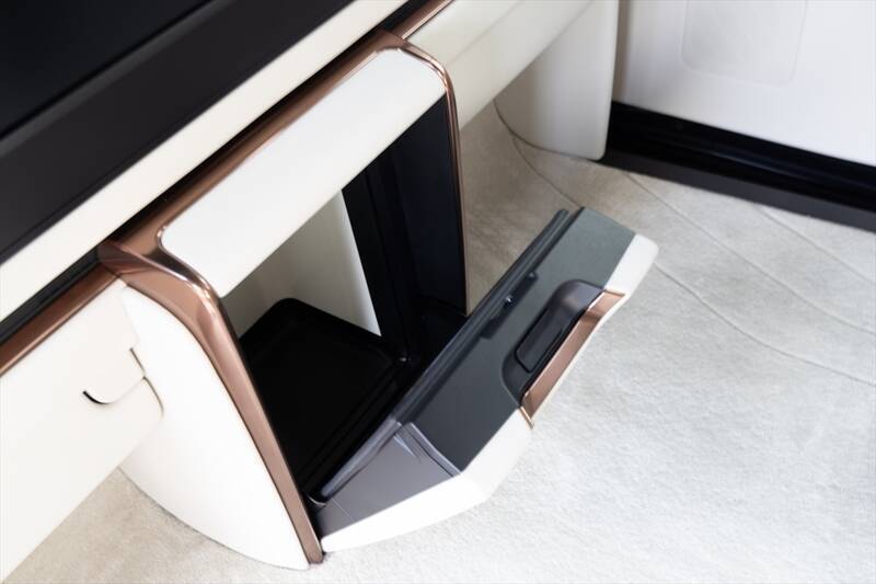 アイドルがレクサスLMの“アメイジング”後席体験！ 家超えの超豪華空間に大興奮