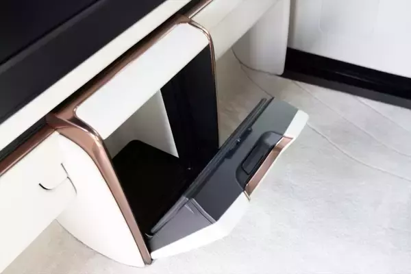 「アイドルがレクサスLMの“アメイジング”後席体験！ 家超えの超豪華空間に大興奮」の画像