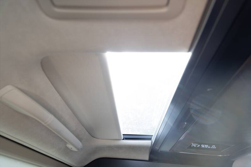 アイドルがレクサスLMの“アメイジング”後席体験！ 家超えの超豪華空間に大興奮