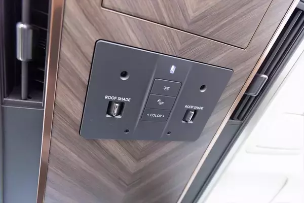 「アイドルがレクサスLMの“アメイジング”後席体験！ 家超えの超豪華空間に大興奮」の画像