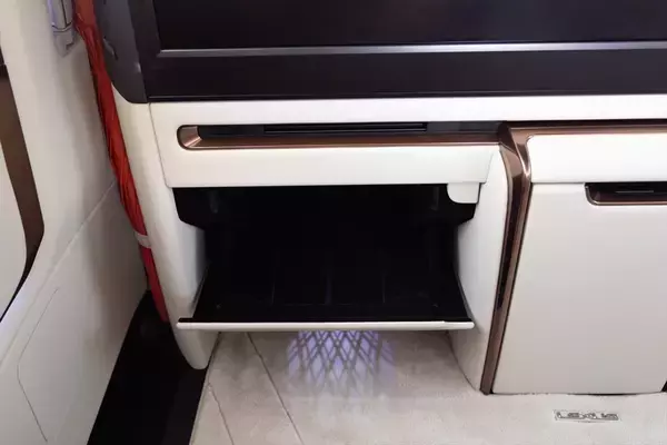 「アイドルがレクサスLMの“アメイジング”後席体験！ 家超えの超豪華空間に大興奮」の画像