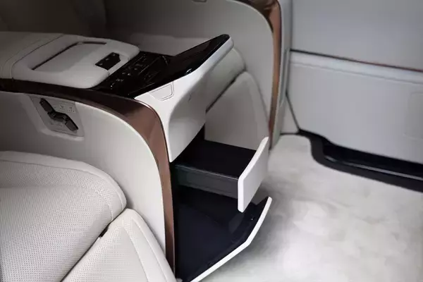 「アイドルがレクサスLMの“アメイジング”後席体験！ 家超えの超豪華空間に大興奮」の画像