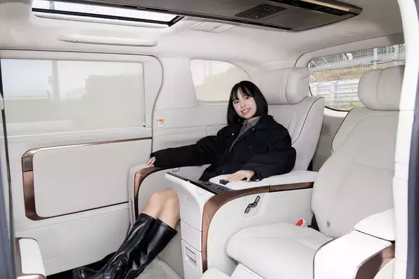 「アイドルがレクサスLMの“アメイジング”後席体験！ 家超えの超豪華空間に大興奮」の画像
