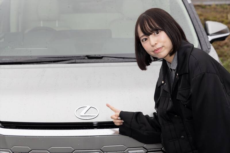 アイドルがレクサスLMの“アメイジング”後席体験！ 家超えの超豪華空間に大興奮