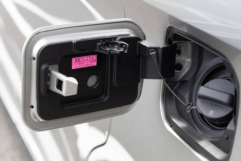 アイドルがレクサスLMの“アメイジング”後席体験！ 家超えの超豪華空間に大興奮