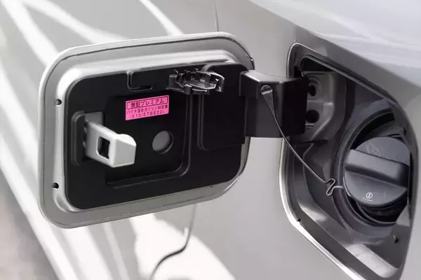 「アイドルがレクサスLMの“アメイジング”後席体験！ 家超えの超豪華空間に大興奮」の画像