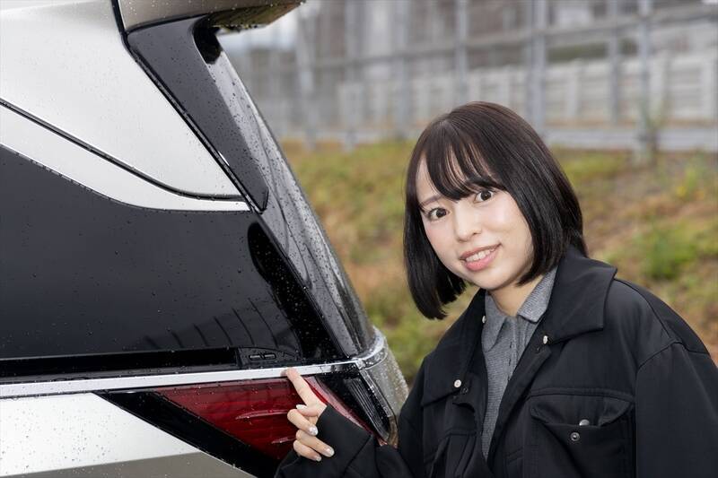 アイドルがレクサスLMの“アメイジング”後席体験！ 家超えの超豪華空間に大興奮