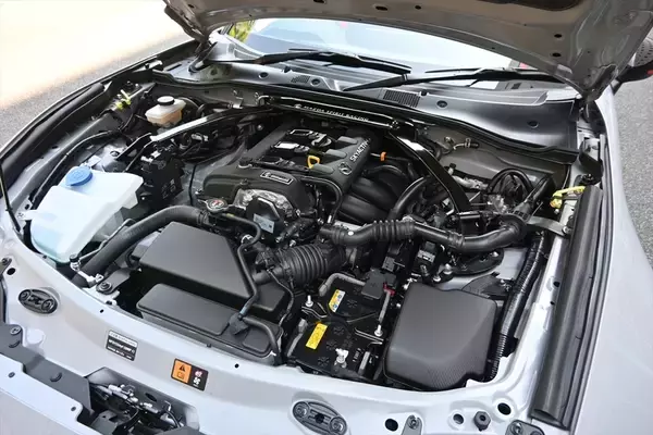 「メーカーチューンの理想形！ 2L化した特別ロードスター「12R」が魅せる至高の人馬一体」の画像