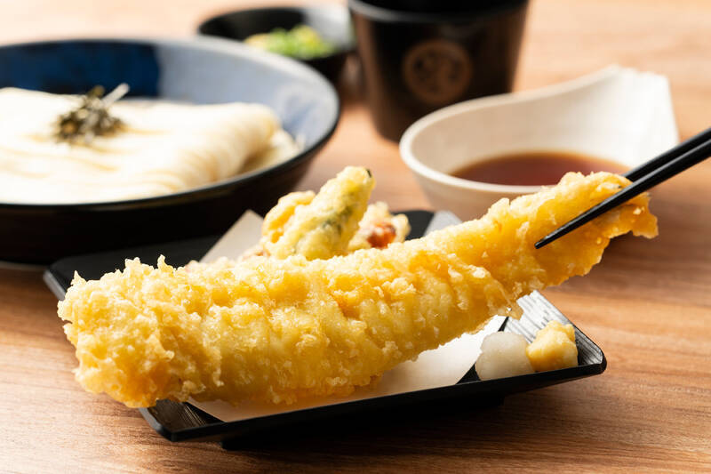 大きな穴子がドーン！「資さんうどん」の初夏名物、迫力メニューが今年も