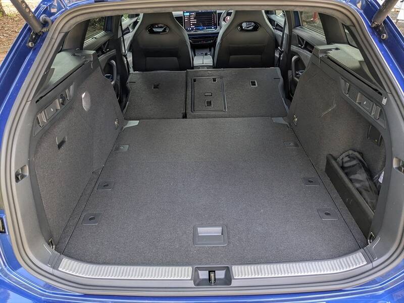 なぜセダンを廃止した？ ワゴン一本勝負に出た新型パサートの「潔さと勝算」