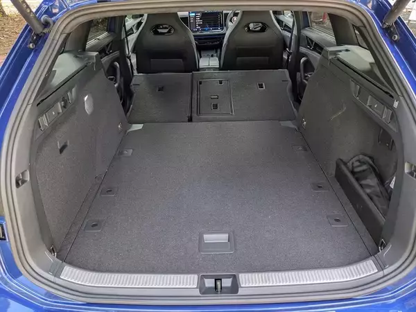 「なぜセダンを廃止した？ ワゴン一本勝負に出た新型パサートの「潔さと勝算」」の画像