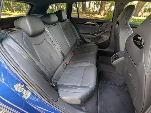 「なぜセダンを廃止した？ ワゴン一本勝負に出た新型パサートの「潔さと勝算」」の画像