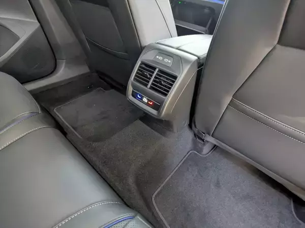 「なぜセダンを廃止した？ ワゴン一本勝負に出た新型パサートの「潔さと勝算」」の画像