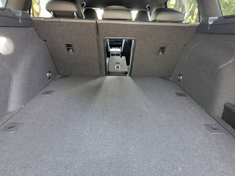 なぜセダンを廃止した？ ワゴン一本勝負に出た新型パサートの「潔さと勝算」