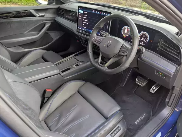 「なぜセダンを廃止した？ ワゴン一本勝負に出た新型パサートの「潔さと勝算」」の画像