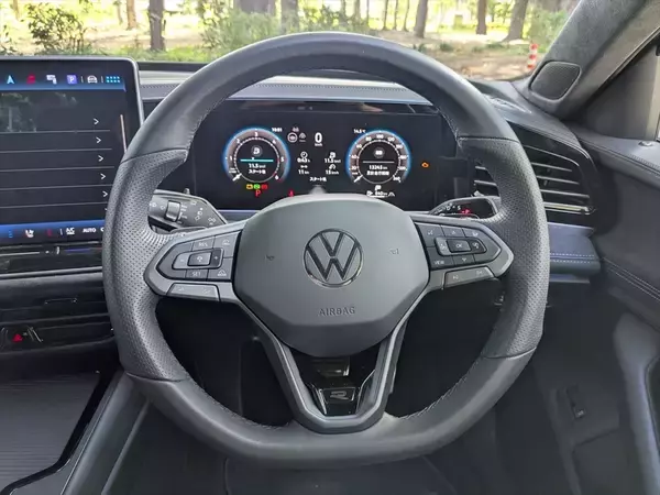 「なぜセダンを廃止した？ ワゴン一本勝負に出た新型パサートの「潔さと勝算」」の画像