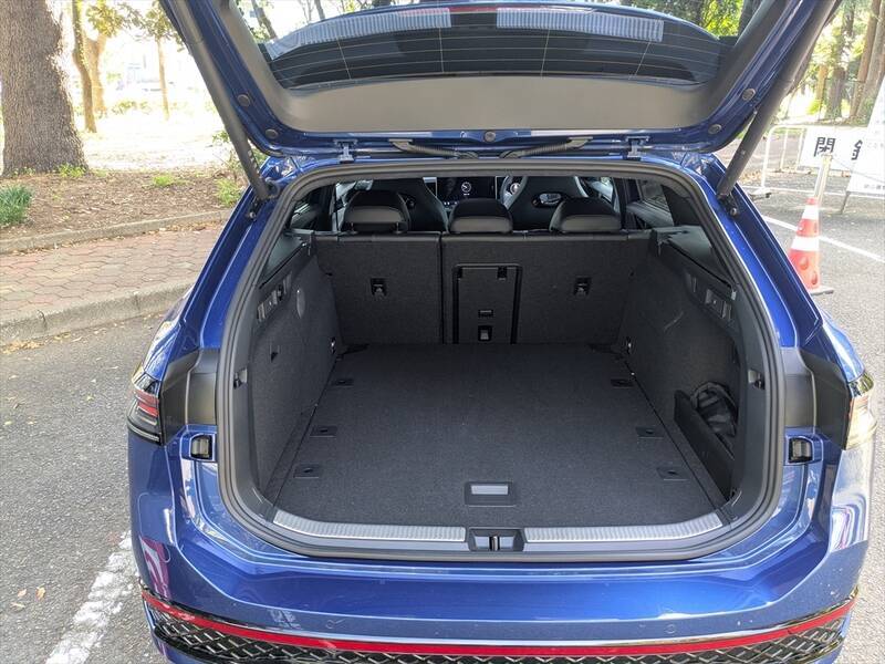 なぜセダンを廃止した？ ワゴン一本勝負に出た新型パサートの「潔さと勝算」