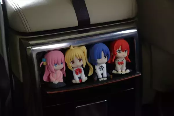 「裸眼3D×立体音響×香りで五感を刺激！ 「ぼっち・ざ・ろっく！」コラボタクシーに乗ってきた」の画像