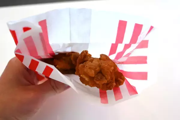 「ケンタに290円お手軽チキン第2弾！ スティックタイプが新しい」の画像