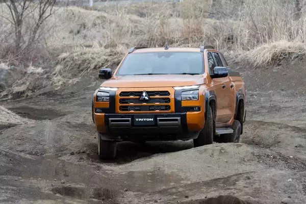 「三菱のピックアップトラック「トライトン」をあらた唯がドライブ！ 見た目と違ってソフトな乗り心地」の画像