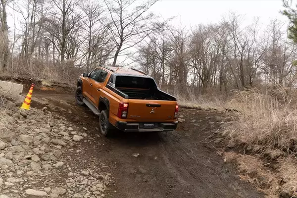「三菱のピックアップトラック「トライトン」をあらた唯がドライブ！ 見た目と違ってソフトな乗り心地」の画像