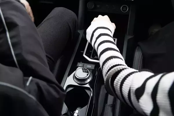 「三菱のピックアップトラック「トライトン」をあらた唯がドライブ！ 見た目と違ってソフトな乗り心地」の画像