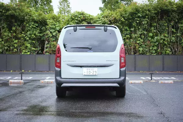 「国産ミニバンに飽きたらコレ！ クセ強なフランス車「ベルランゴ」は長距離ドライブの最高の相棒だった」の画像