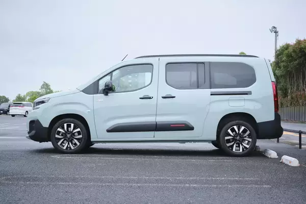 「国産ミニバンに飽きたらコレ！ クセ強なフランス車「ベルランゴ」は長距離ドライブの最高の相棒だった」の画像