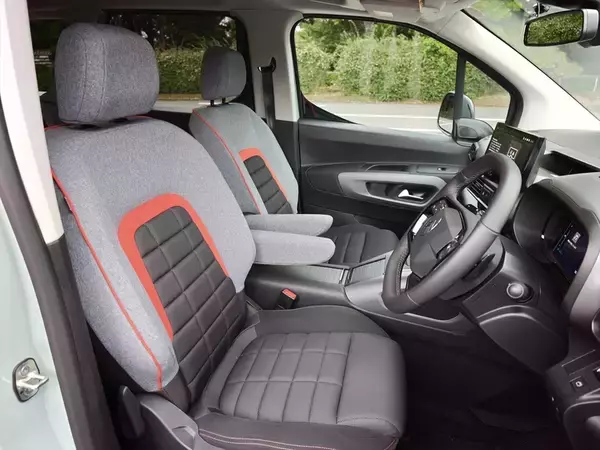 「国産ミニバンに飽きたらコレ！ クセ強なフランス車「ベルランゴ」は長距離ドライブの最高の相棒だった」の画像