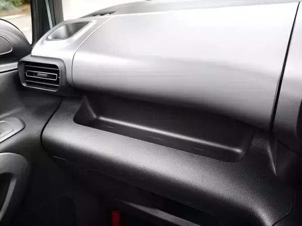 「国産ミニバンに飽きたらコレ！ クセ強なフランス車「ベルランゴ」は長距離ドライブの最高の相棒だった」の画像