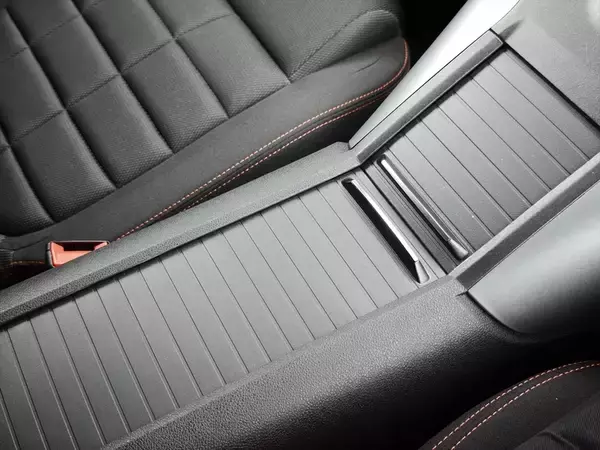 「国産ミニバンに飽きたらコレ！ クセ強なフランス車「ベルランゴ」は長距離ドライブの最高の相棒だった」の画像