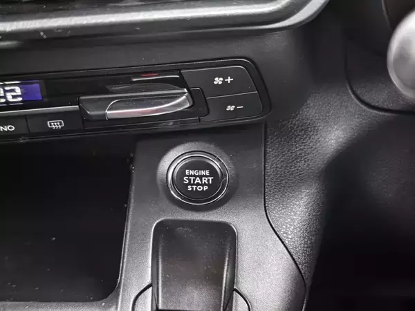 「国産ミニバンに飽きたらコレ！ クセ強なフランス車「ベルランゴ」は長距離ドライブの最高の相棒だった」の画像