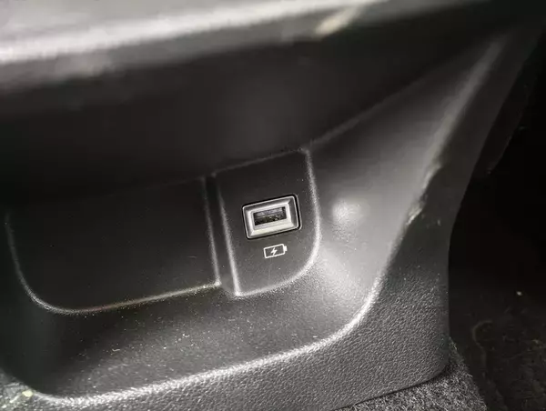 「国産ミニバンに飽きたらコレ！ クセ強なフランス車「ベルランゴ」は長距離ドライブの最高の相棒だった」の画像