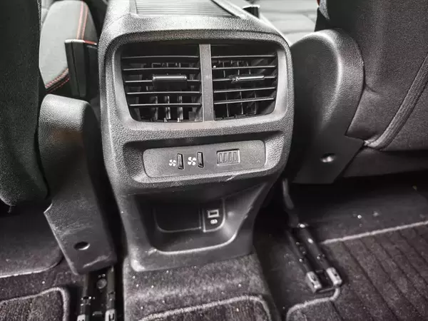 「国産ミニバンに飽きたらコレ！ クセ強なフランス車「ベルランゴ」は長距離ドライブの最高の相棒だった」の画像