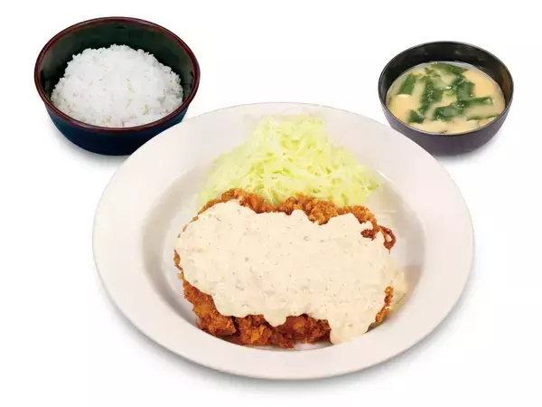 「デカすぎ！200g級「ジャンボチキンかつ」松のやに爆誕　うまトマ版も」の画像