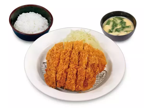 「デカすぎ！200g級「ジャンボチキンかつ」松のやに爆誕　うまトマ版も」の画像