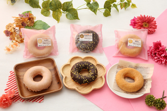 セブンに「もちもち食感どーなつ」138円～が降臨！ シュガー・きなこ・チョコ＆クランブルの3種類