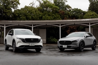 立体駐車場に入る質感重視のCX-30か、最新ITと広さのCX-5か？ 価格がダブるマツダSUVの「罪深き比較検証」