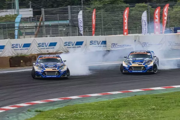 「クラッシュ続出のD1GP筑波でTOYO川畑が次戦へ繋がる3位表彰台獲得！」の画像