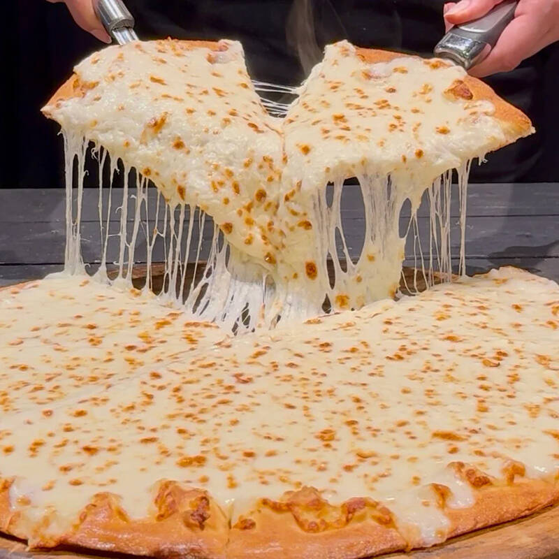 ヤバ！すべてが1kg「ドミノデカ盛り祭」ポテトもからあげも超ボリューミー