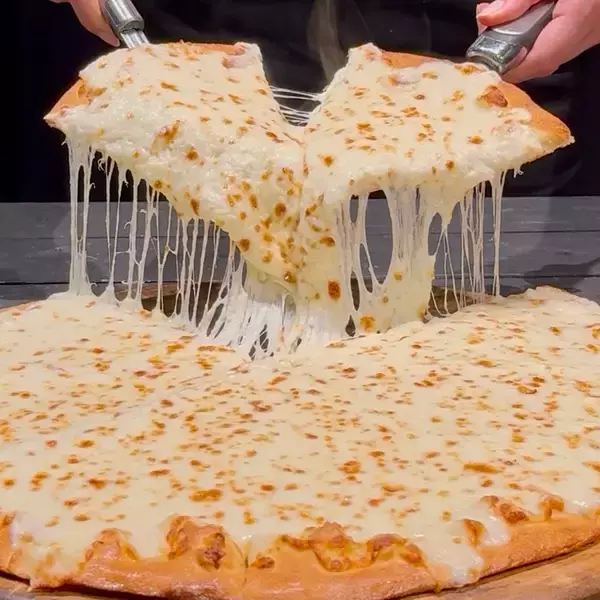 「ヤバ！すべてが1kg「ドミノデカ盛り祭」ポテトもからあげも超ボリューミー」の画像